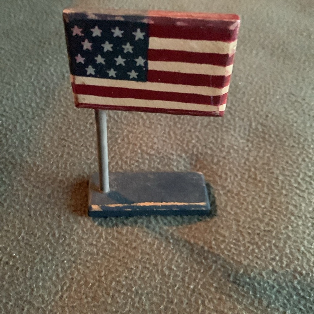 Set of 15 rustic decorative American flags. Approximately 2 1/2” x 4 1/4” x 1” - Picture 3 of 6